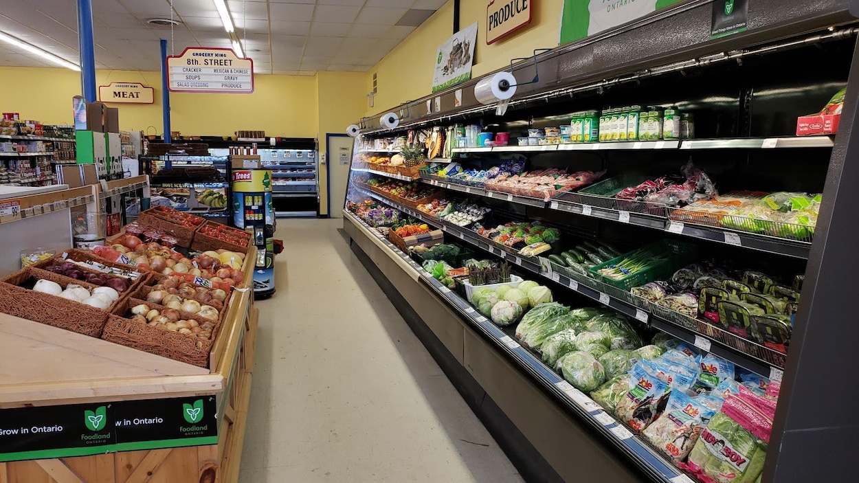Des rayons d'épicerie.