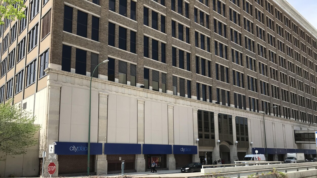 Un grand édifice de style architectural de l'école de Chicago
