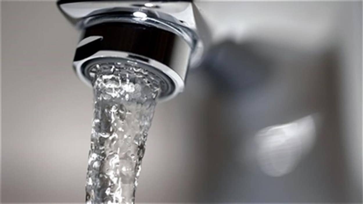 L'eau du robinet doit être bouillie quelques minutes avant sa consommation.