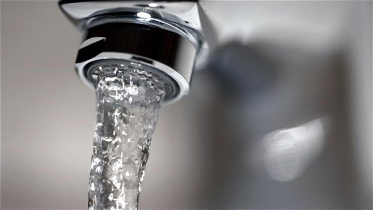 De l'eau potable coule d'un robinet