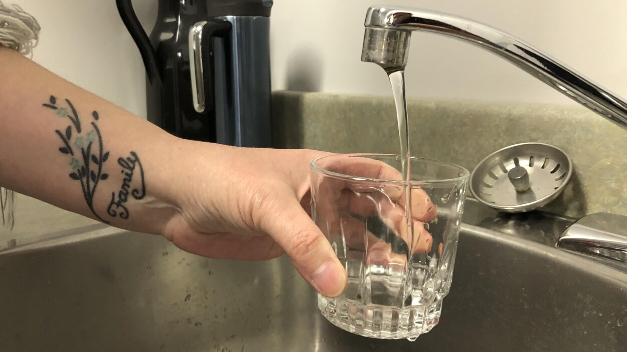 De l’eau du robinet qui coule dans un verre