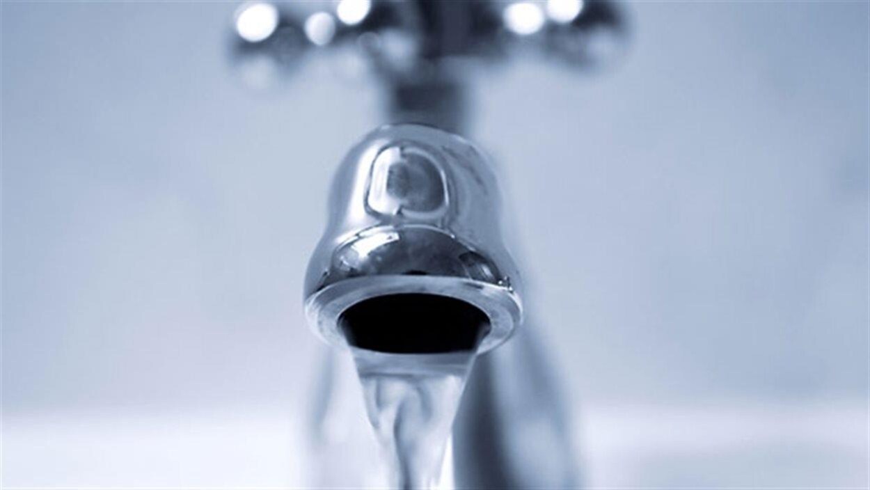 Eau qui coule d'un robinet