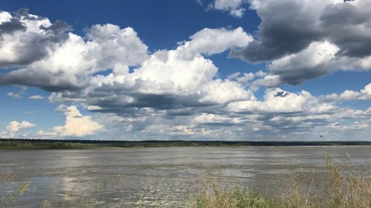 La rivière des Esclaves dans les Territoires du Nord-Ouest en juillet 2018. Les différents programmes de surveillance de la qualité de l'eau, gérés par l'Alberta et le gouvernement canadien ont été annulés selon CBC, en raison de la pandémie.