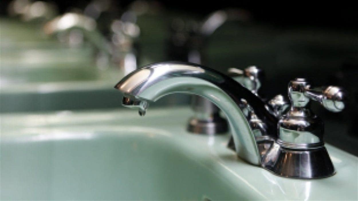 La fluoration de l'eau aide à prévenir la carie dentaire. La fluoration de l'eau aide à prévenir la carie dentaire.