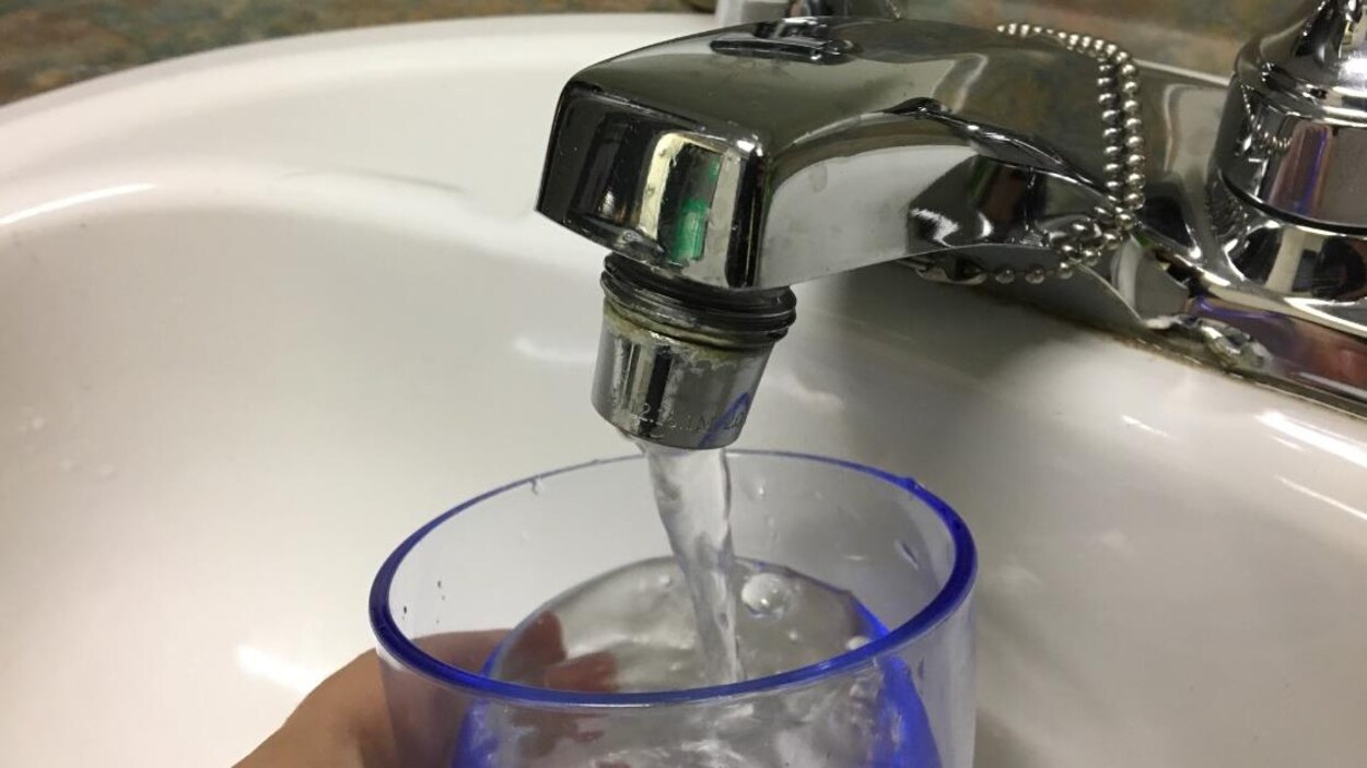 L'eau de l'aqueduc de Rouyn-Noranda sortant d'un robinet. L'eau de l'aqueduc de Rouyn-Noranda sortant d'un robinet.