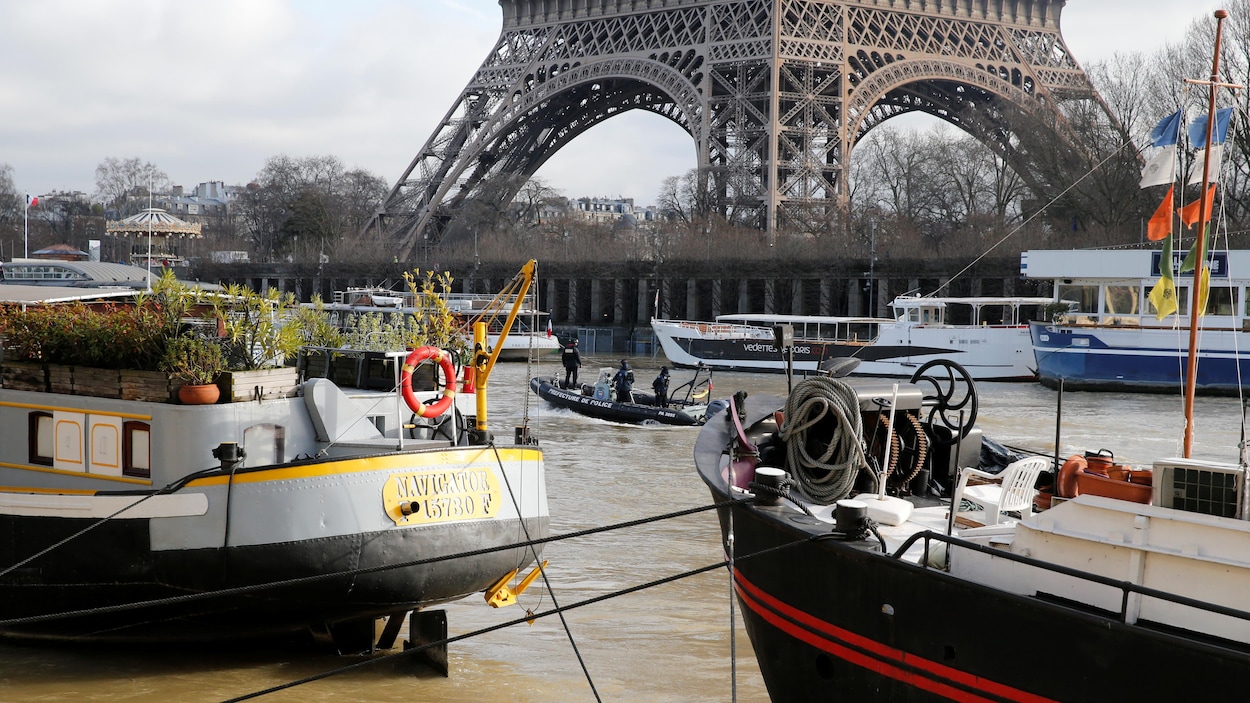 L’eau de la Seine au pied de la tour Eiffel