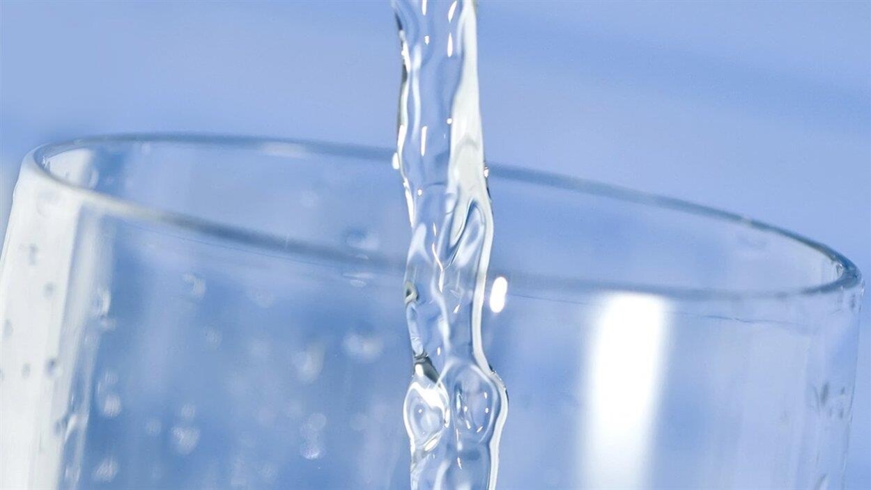 Une coulée d'eau dans un verre.