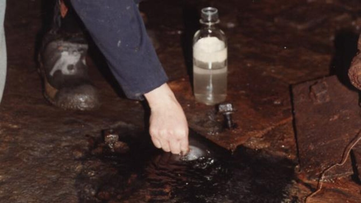 Des échantillons d'eau prélevés dans une mine ontarienne.
