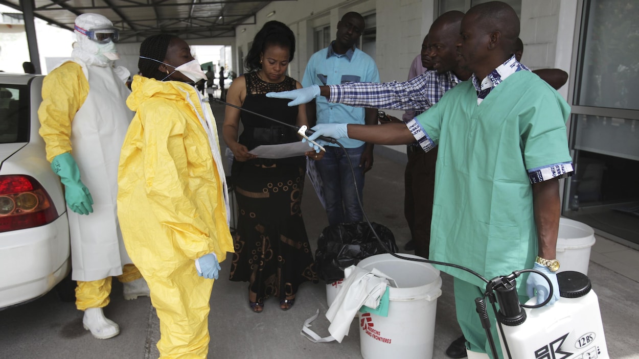 Un travailleur de la santé aspergeait du désinfectant durant une séance d'entraînement au Congo, à Kinshasa en 2014.