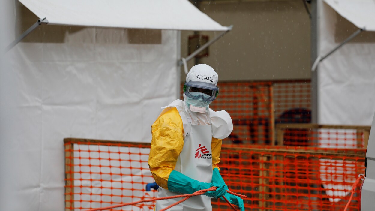 Un agent de santé vêtu d'une combinaison de protection dans un centre de traitement d’Ebola à Goma en République démocratique du Congo, le 3 août 2019.