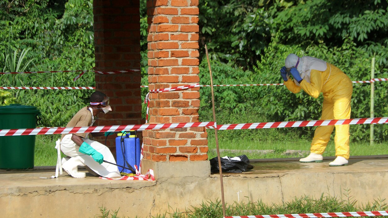 Un agent de santé est aspergé de chlore après avoir visité le service d'isolement de l'hôpital de Bikoro, qui a reçu un nouveau cas présumé d'Ebola. Un agent de santé est aspergé de chlore après avoir visité le service d'isolement de l'hôpital de Bikoro, qui a reçu un nouveau cas présumé d'Ebola.