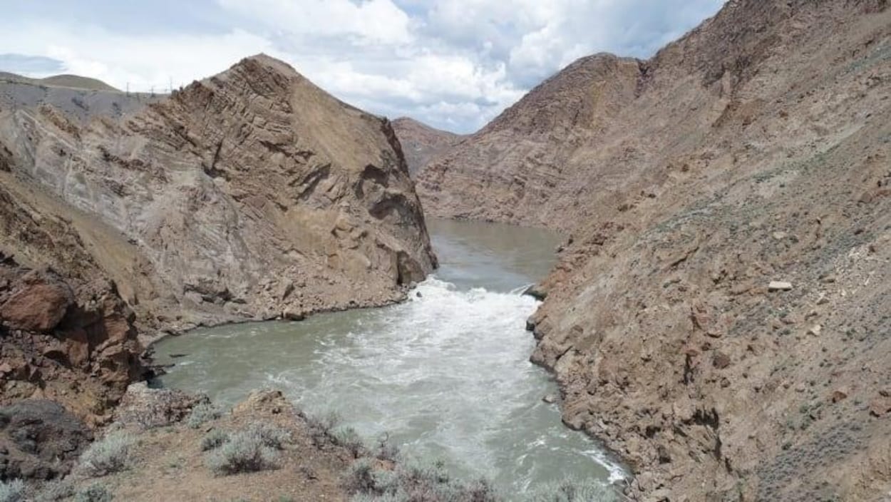 Le bassin d'un fleuve entouré avec des berges rocheuses.