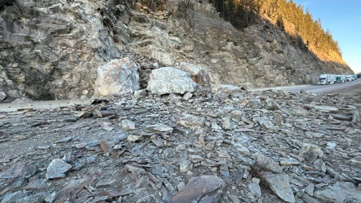 Un éboulement ferme la route à l’ouest du parc national Jasper