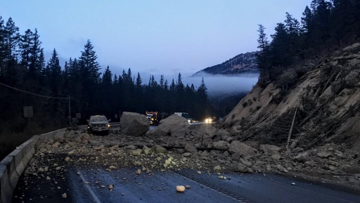 Une route bloquée par un éboulement rocheux.