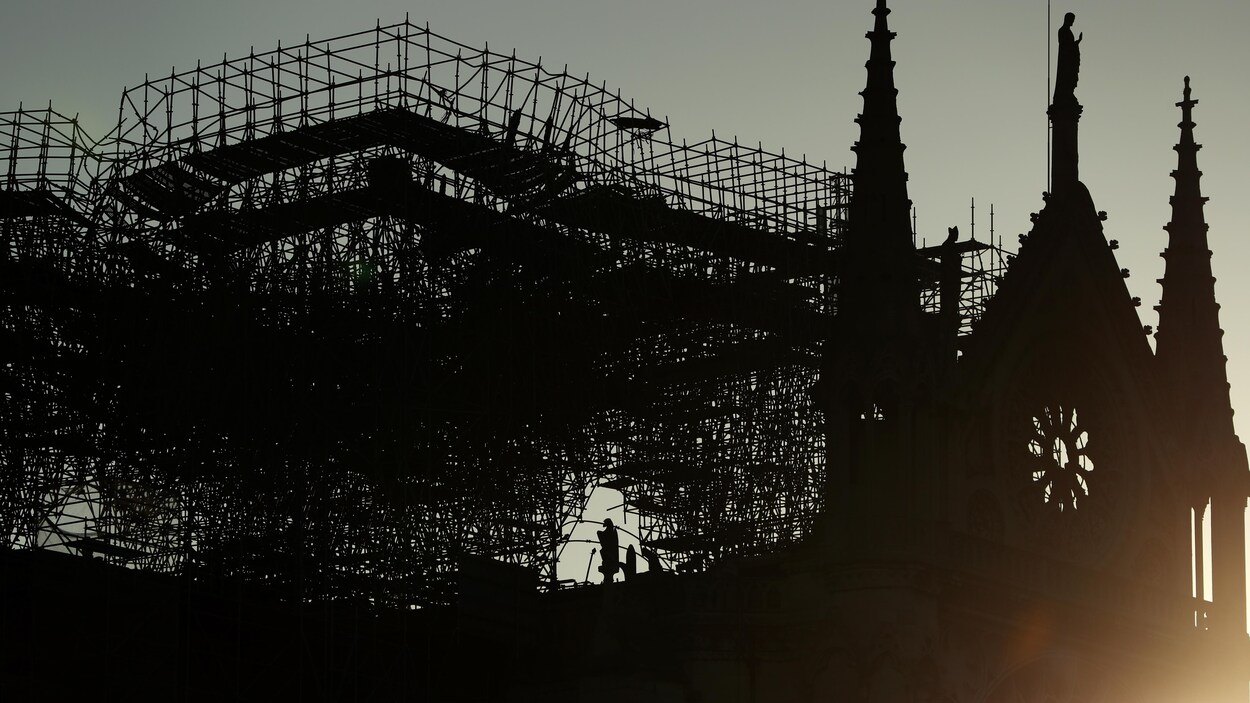 Un imposant échafaudage surplombe le toit effondré de la cathédrale.