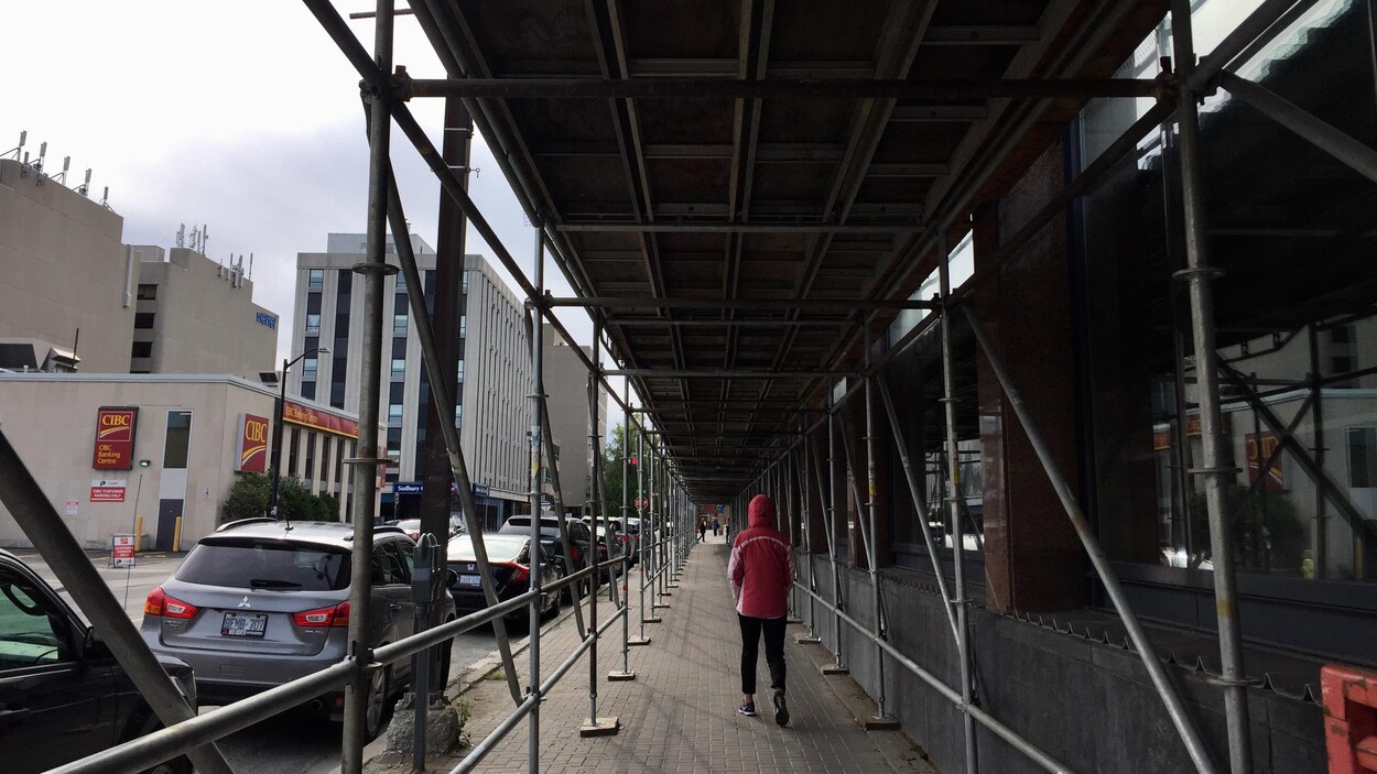 Des échafaudages à perte de vue sur un trottoir du Grand Sudbury Des échafaudages à perte de vue sur un trottoir du Grand Sudbury