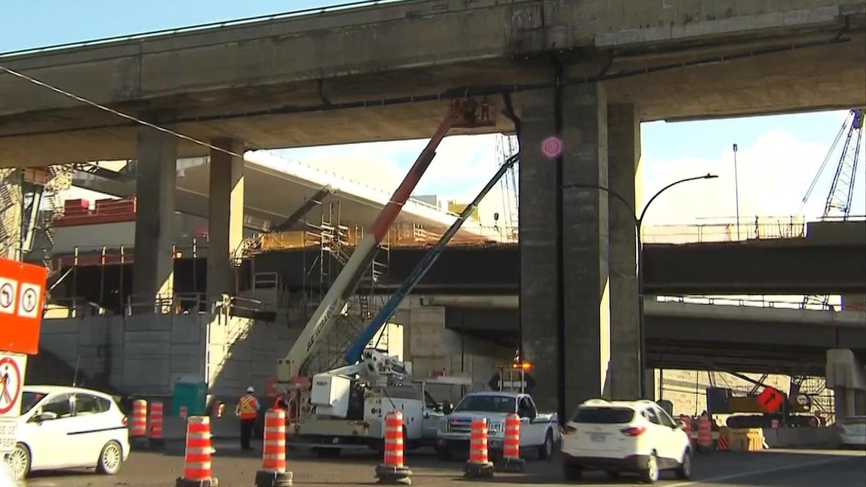 Des ingénieurs procèdent à l'inspection de la bretelle d'où se sont détachés des morceaux de béton.