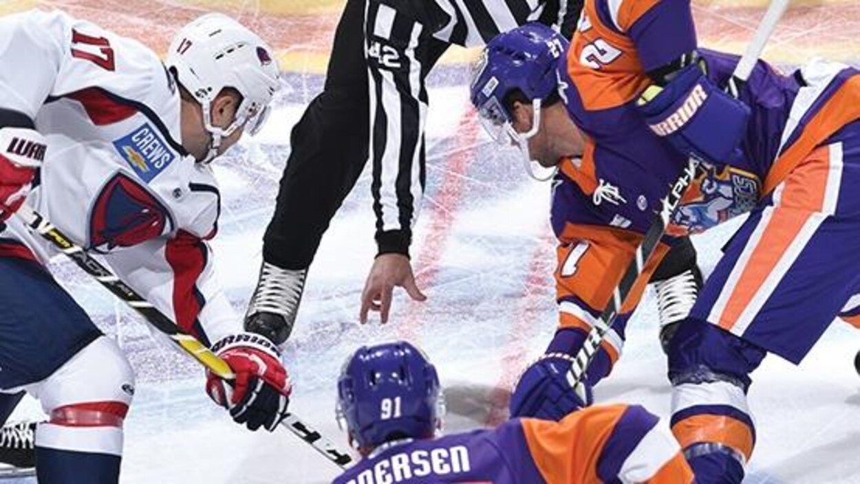 Des joueurs procèdent à une mise au jeu au hockey.