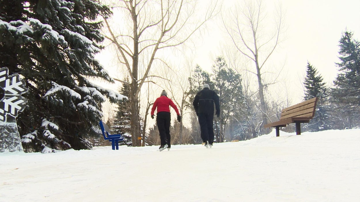 Habitués et touristes embrassent l’hiver au parc provincial Echo Valley