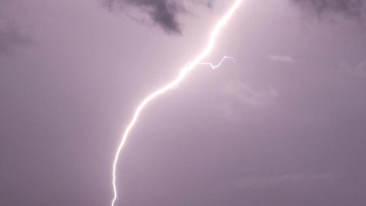Un éclair illumine le ciel.