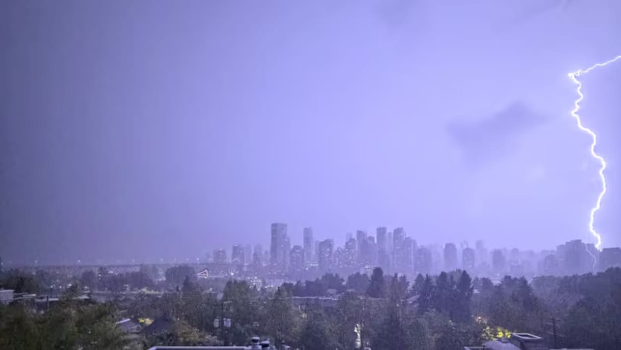 Un orage « hors du commun » sème le chaos à l’aéroport de Vancouver