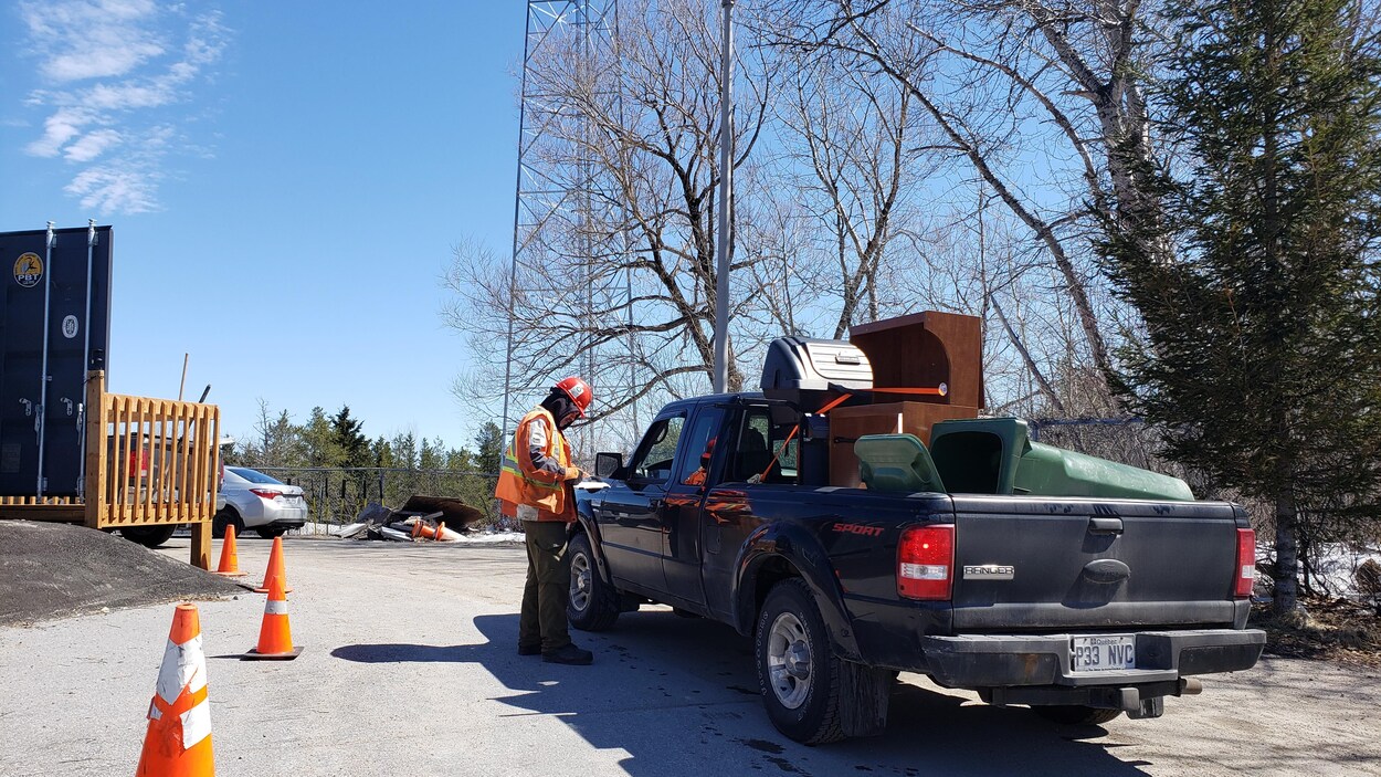 Un camion qui contient plusieurs déchets à l'entrée d'un écocentre.