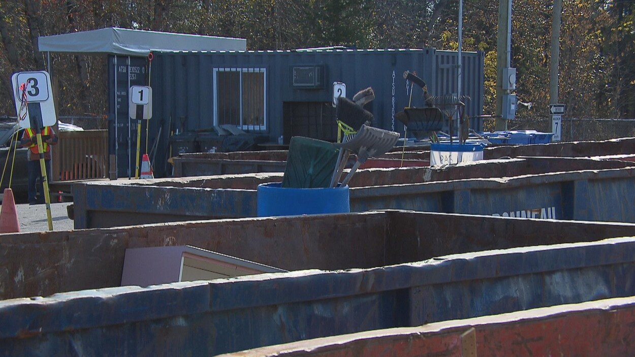 Des containers remplis de déchets.