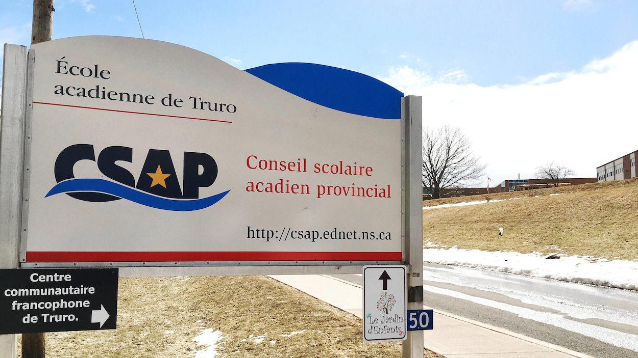 Affiche de l'École acadienne de Truro en Nouvelle-Écosse.