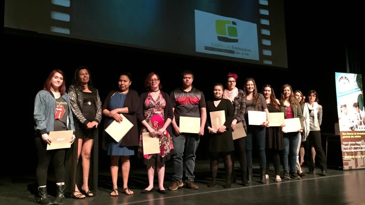 Une cinquantaine d'élèves de Val-d'Or, Senneterre, Malartic et Kitcisakik ont été honorés par la Commission scolaire de l'Or-et-des Bois pour leur persévérance. Une cinquantaine d'élèves de Val-d'Or, Senneterre, Malartic et Kitcisakik ont été honorés par la Commission scolaire de l'Or-et-des Bois pour leur persévérance.