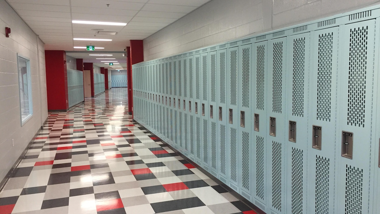 Un plancher en mosaïque orne un corridor de l'école Antonine-Maillet de Dieppe.
