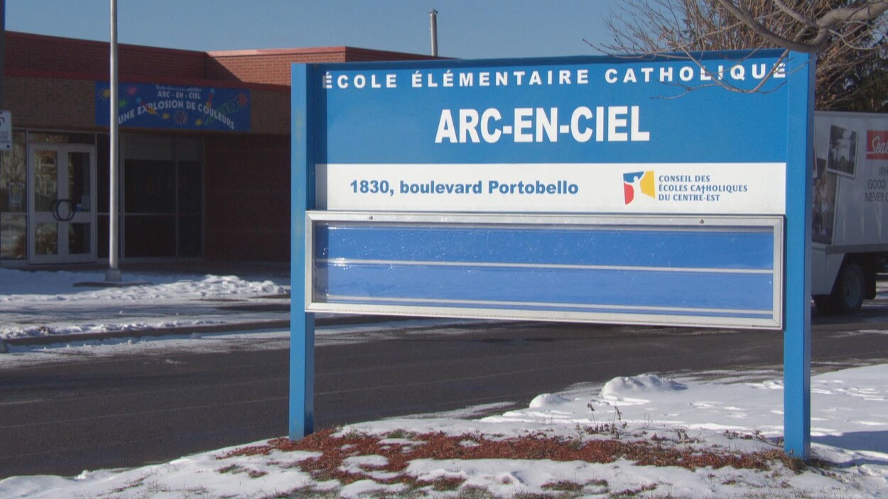 Un panneau indiquant le nom de l'école.