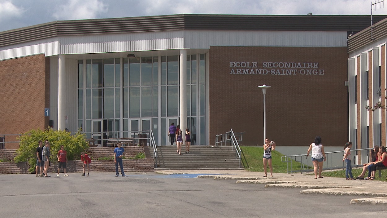 L'École secondaire Armand-Saint-Onge L'École secondaire Armand-Saint-Onge