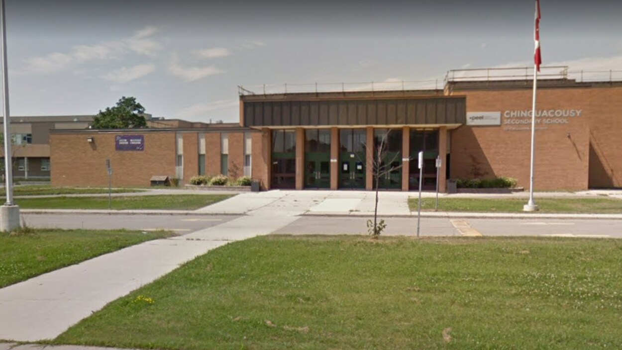 Photo de la façade en briques brunes de l'école Chinguacousy, qui a été évacuée. Photo de la façade en briques brunes de l'école Chinguacousy, qui a été évacuée.