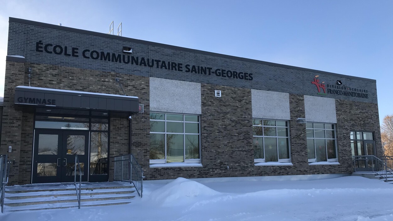 Photo de l'école vue de l'extérieur en hiver.