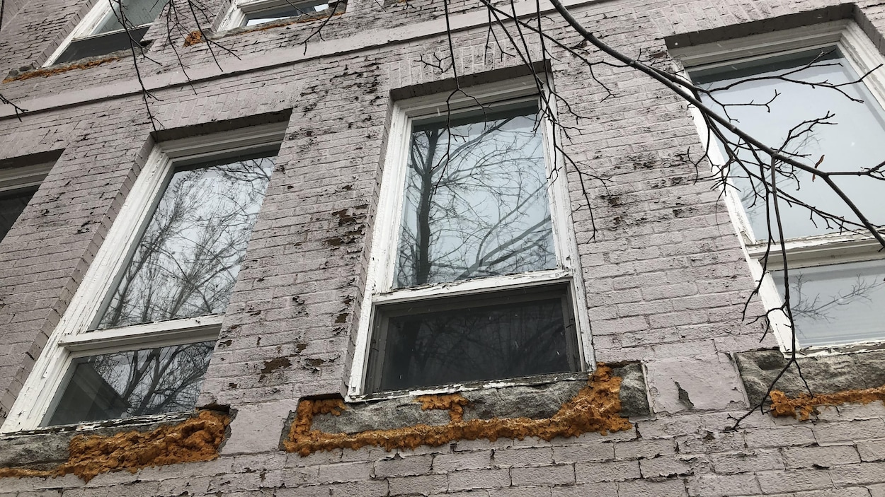 Une fenêtre d'un bâtiment abandonné.