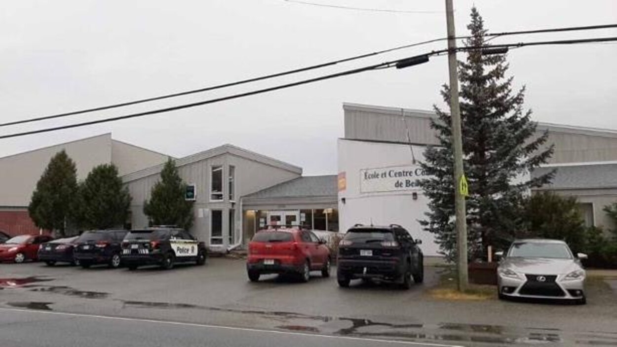 Une voiture de la Sûreté du Québec est stationnée devant l'école des Kekeko.