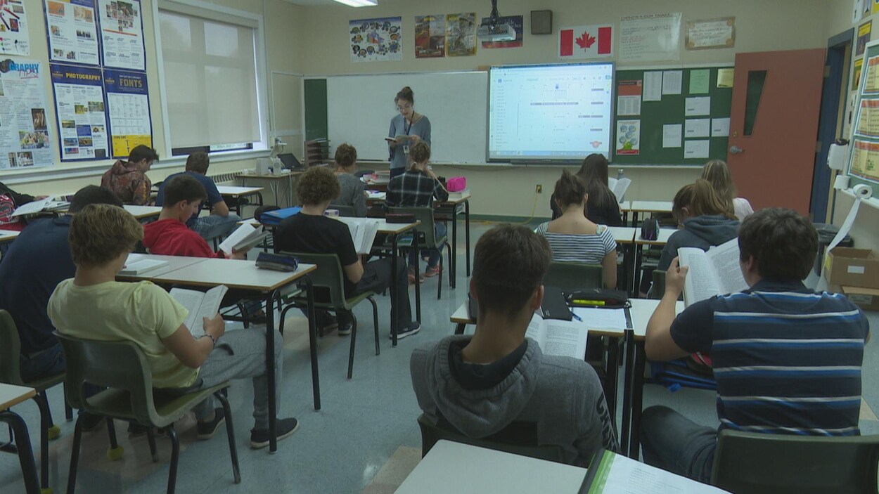 Des élèves de secondaire assistent à un cours de français.