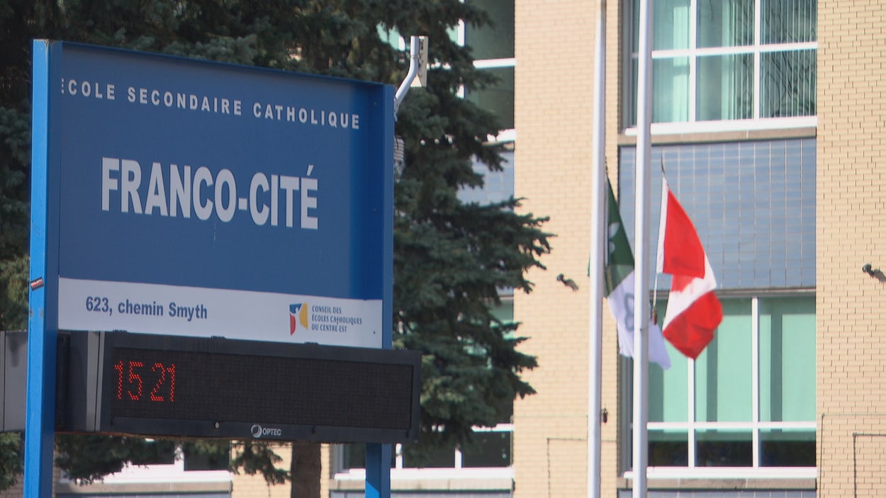 L'affiche indiquant l'école secondaire catholique Franco-Cité, devant l'établissement.