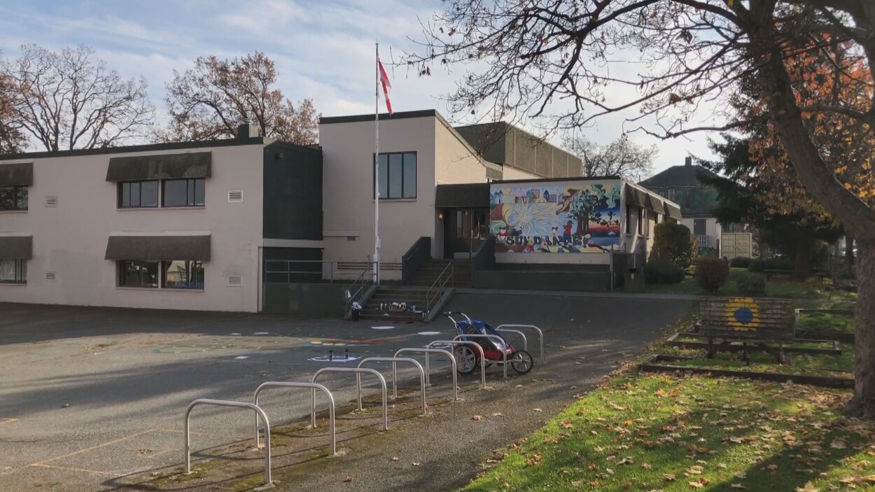 L'immeuble de deux étages dispose d'une cour de récréation et est décoré de peintures murales.