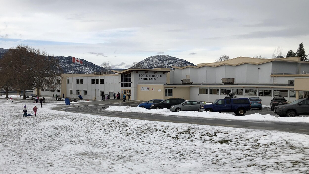 Photo de l'école publique Entre-Lacs enneigée à Penticton.