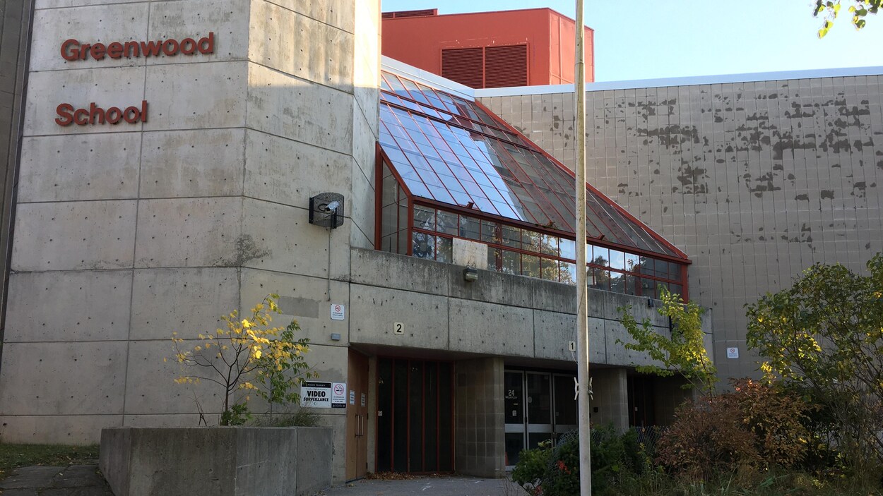 L'extérieur en béton de l'École Greenwood.