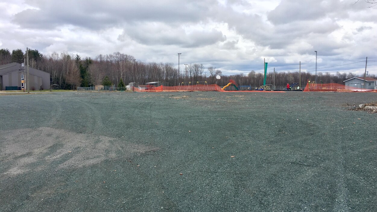 Le terrain vide où se trouvait l'école Le Rucher à Saint-Sylvère
