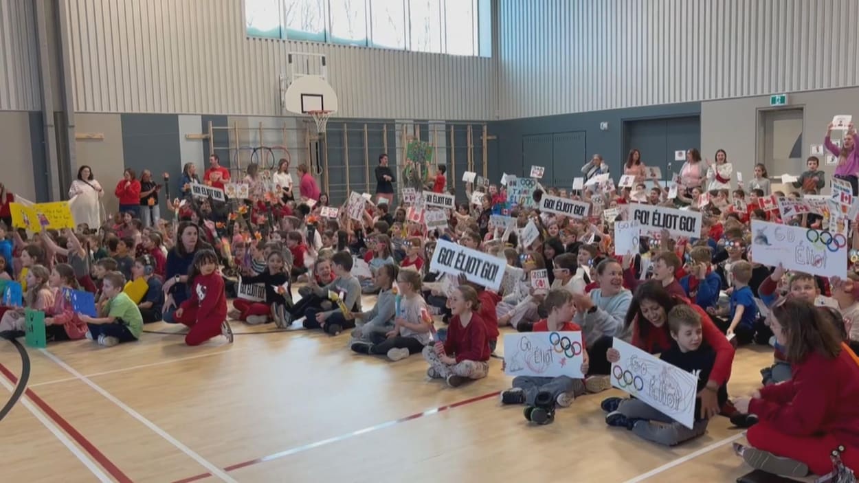Les élèves de l'école Maribel à Sainte-Marie encouragent le planchiste Eliot Grondin