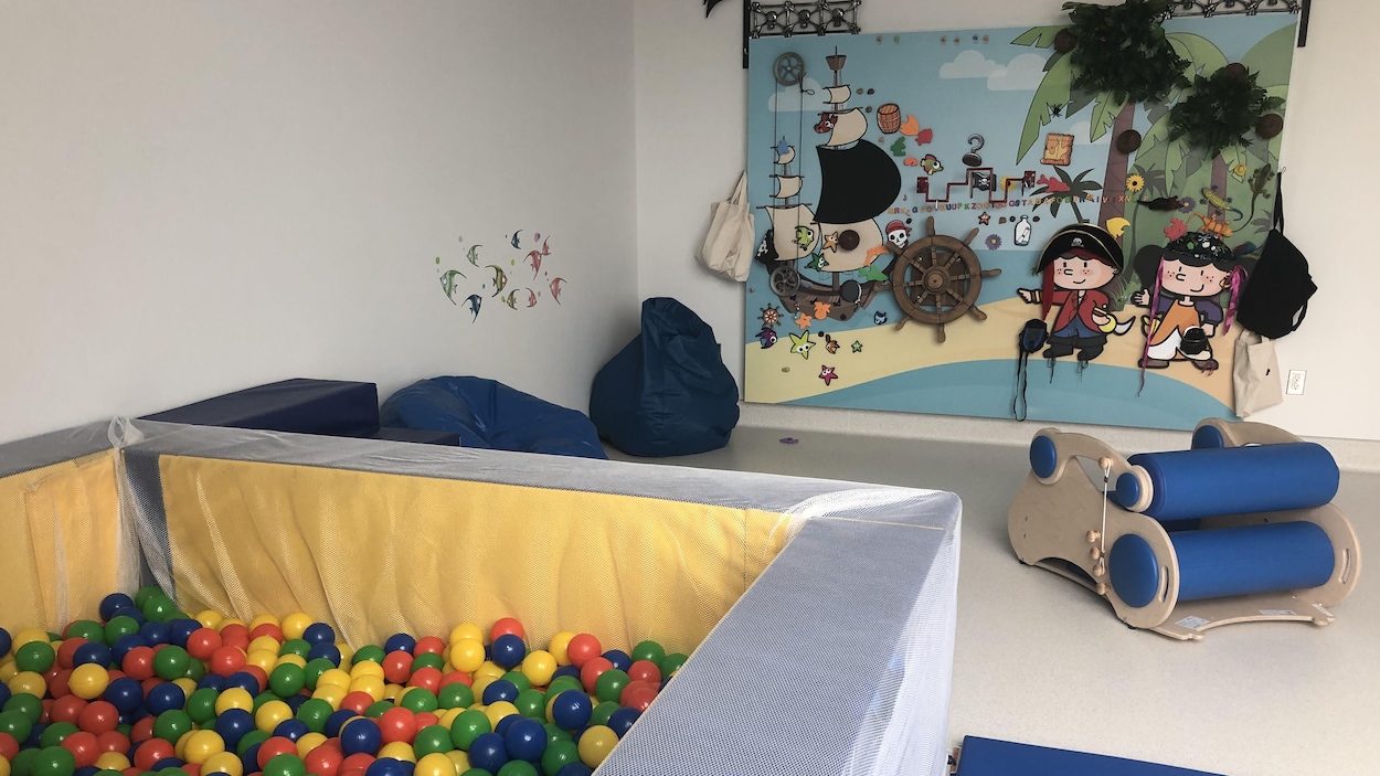 Salle pour les enfants avec des petits balles.