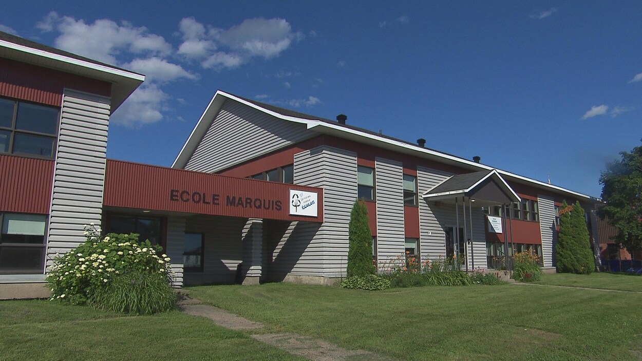 Façade de l'école, le 4 juillet 2017