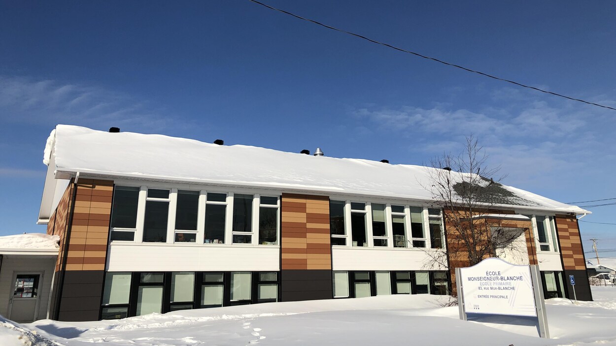 Le bâtiment de l'école en hiver.