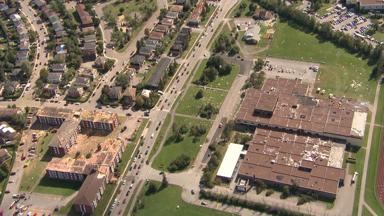 Toit arraché, l'École secondaire Mont-Bleu, après le passage d'une tornade.