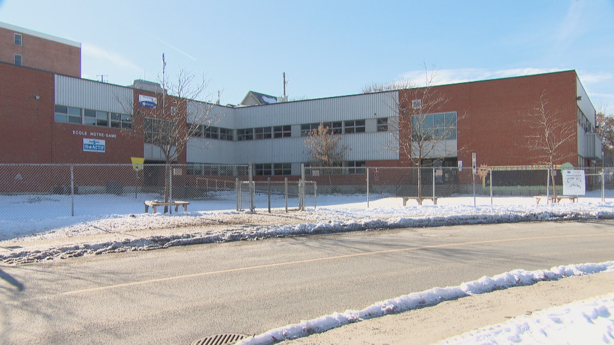 La façade de l'école Notre-Dame, à Gatineau, en hiver.