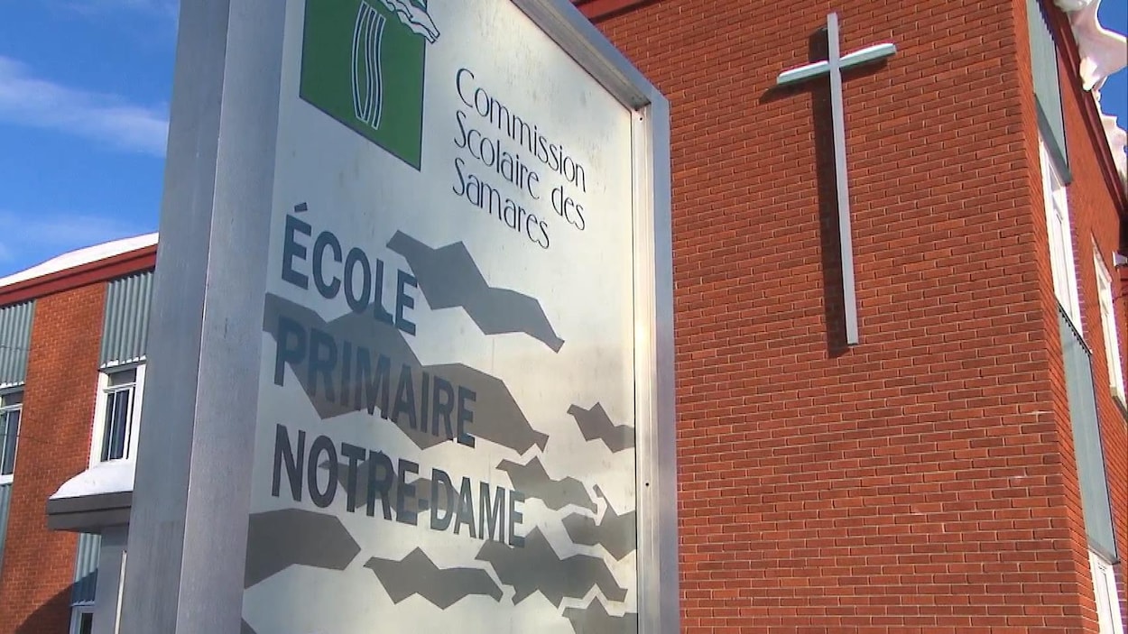 Signe devant une école