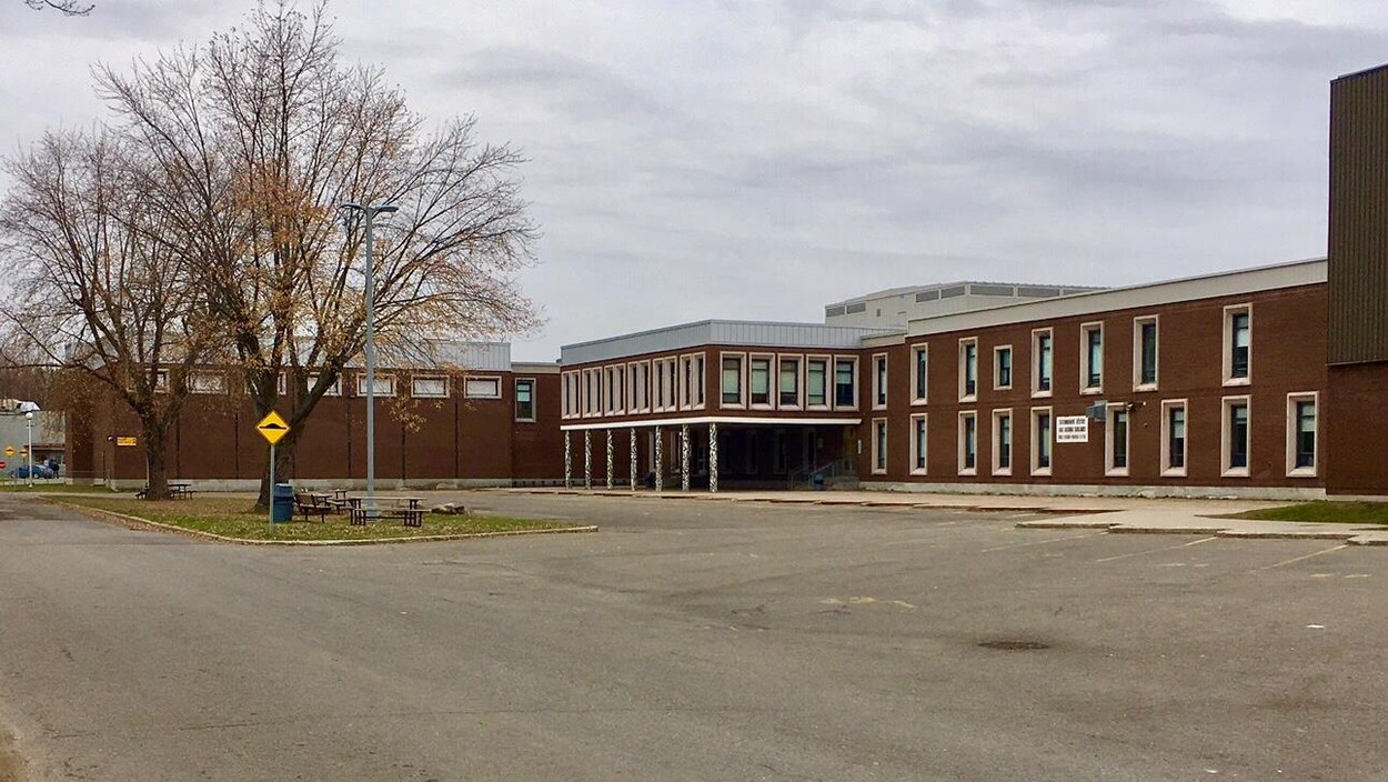 La cour d'école est vide. La cour d'école est vide.